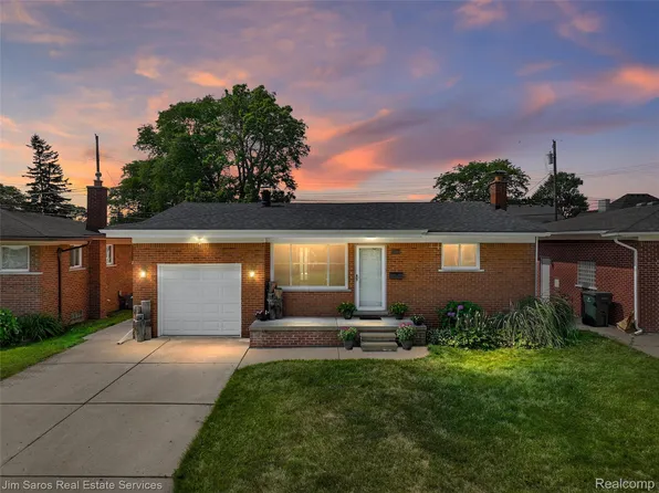 22444 Wildwood St, Saint Clair Shores, MI 48081