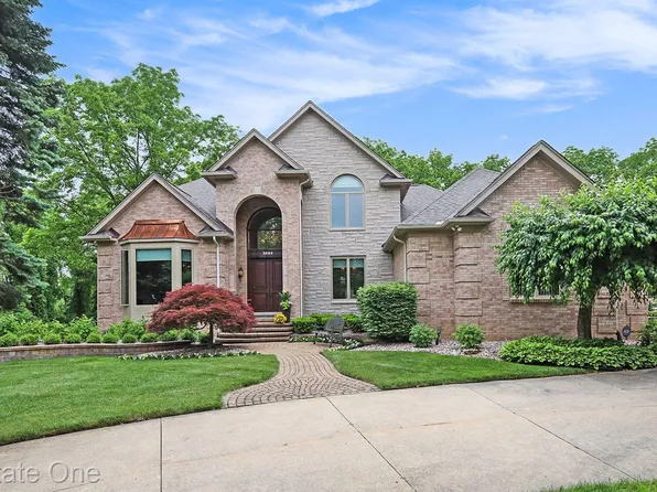 3925 Harvest Creek Ct, Rochester, MI 48306