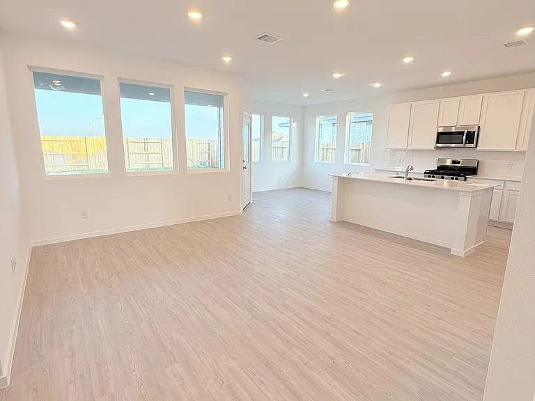6814 Dutch Iris Dr — Photo 5