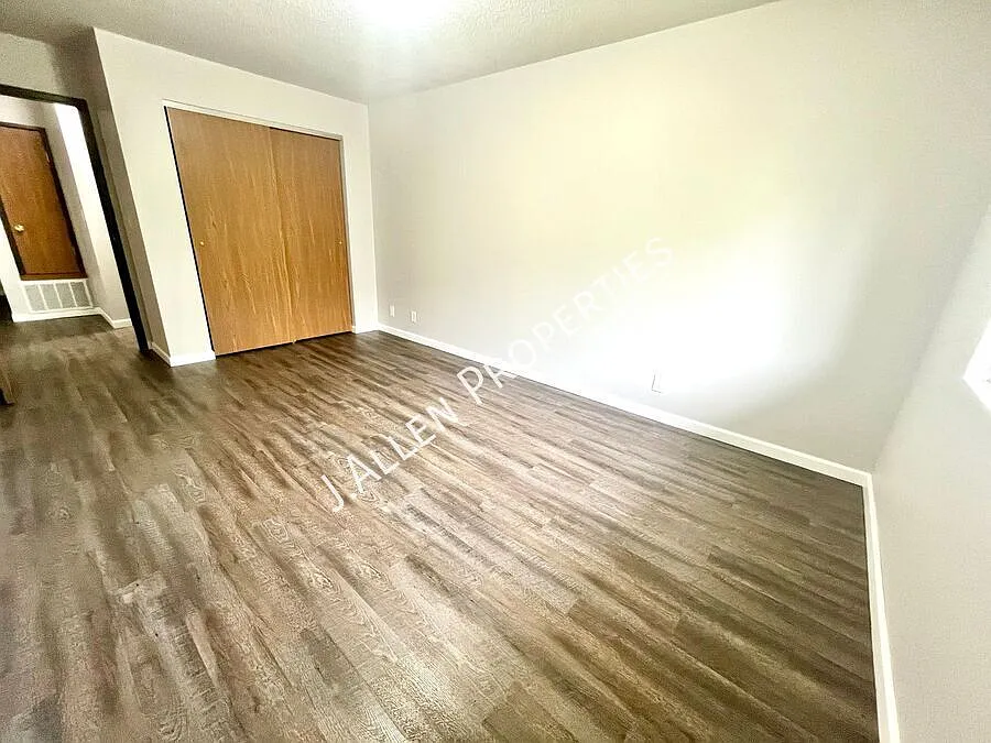 Spacious, Renovated 1 Bed — Photo 4
