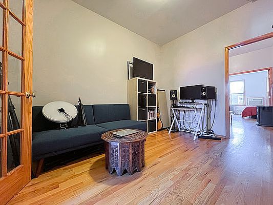 4th image of 239 Nassau Ave APT 3R
