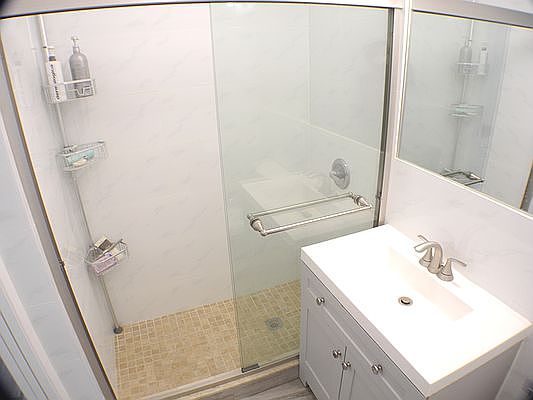 4th image of 1207 Jackson Ave APT 1R