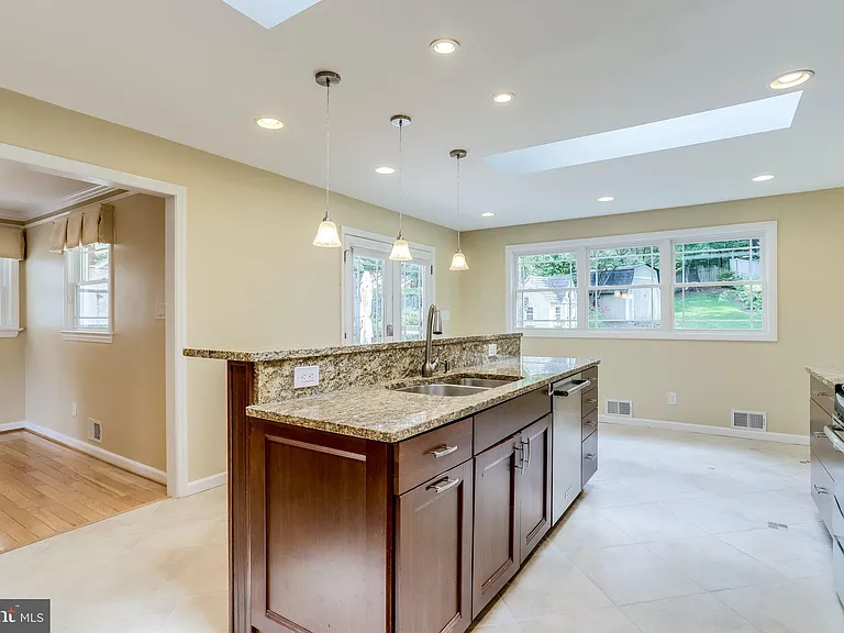 4894 Williamsburg Blvd — Photo 11
