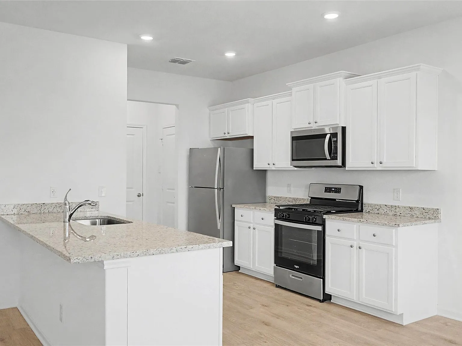 3 bed, 2.5 bath, 1919 sqft, $2,330 — Photo 3