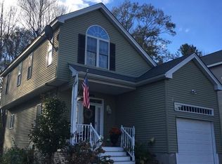 13 Queen Of Roses Ln, Uxbridge, MA 01569