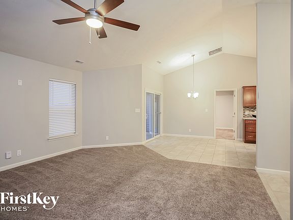 4th image of 900 Foxglove St