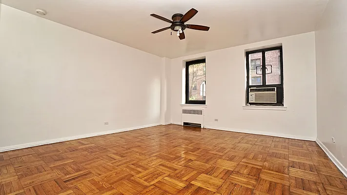 Sold by Bizzarro Agency | media 4