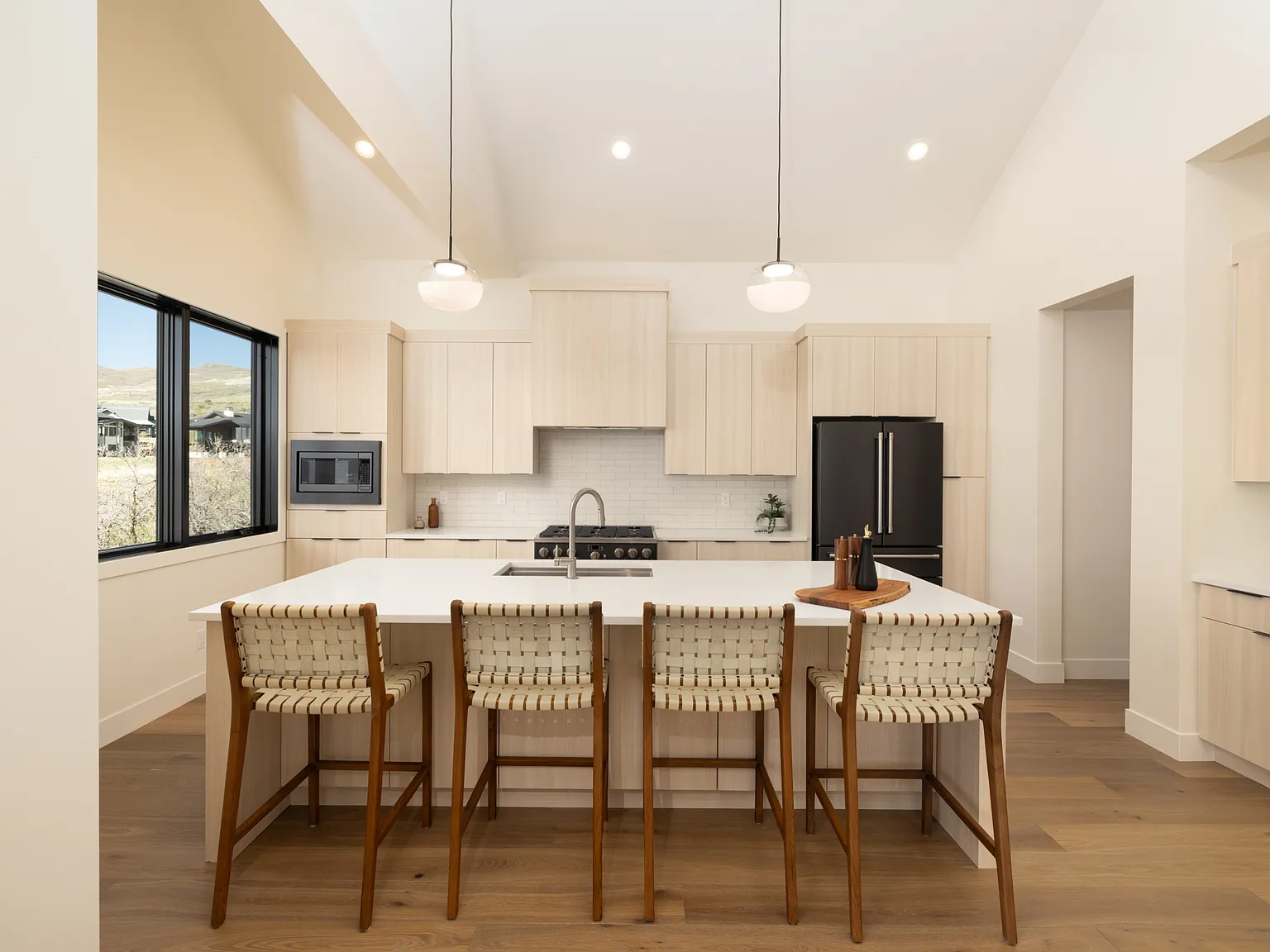 4 bed, 3912 sqft, $9,000 — Photo 4