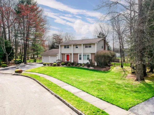 17 Point Of Woods Dr, North Brunswick, NJ 08902
