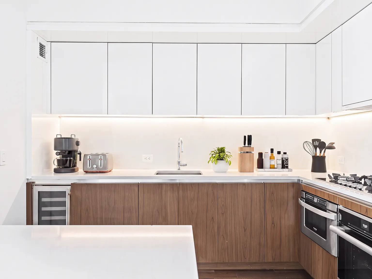605 West 42nd Street — Photo 4
