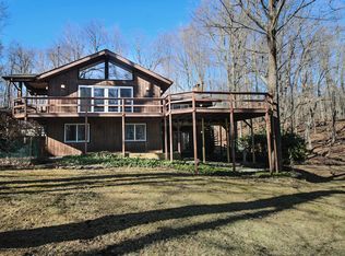 221 Pleasant Ln, Dingmans Ferry, PA 18328