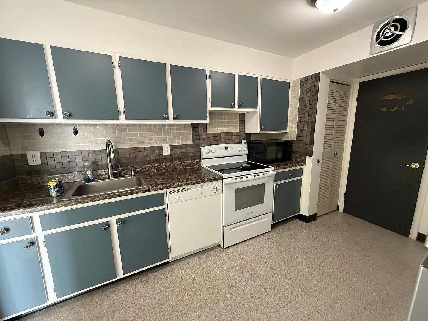 Linden Street Apartment GREAT Location ,includes everything but electric — Photo 4