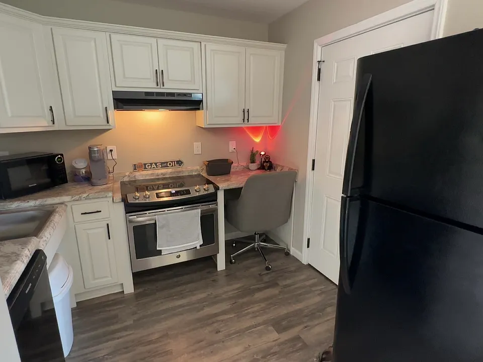 275 E King St #214