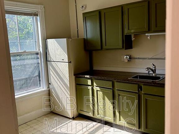 2nd image of 221 Woodford St APT 8
