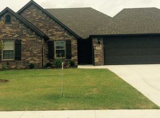 1040 Tarah Knolls Cir, Centerton, AR 72719