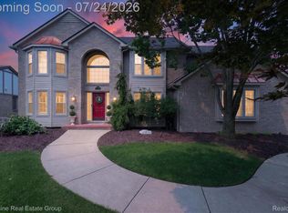 37116 Aspen Dr, Farmington Hills, MI 48335