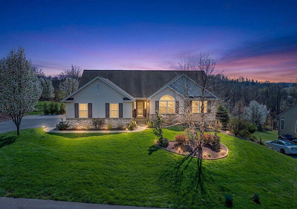 1st image of 216 Pleasant View Dr