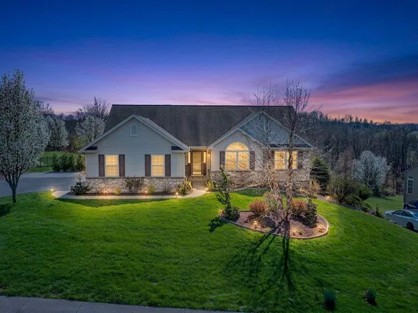 216 Pleasant View Dr, Douglassville, PA 19518