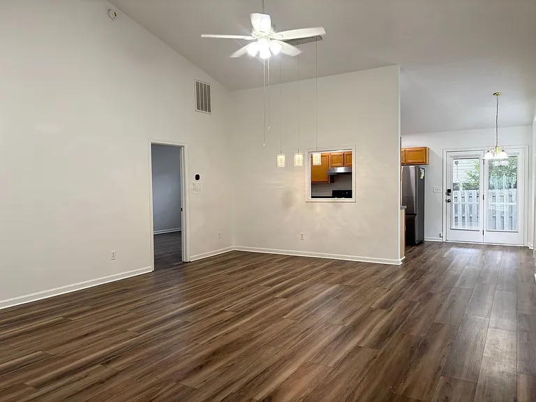 112 Ivy Garden Ln — Photo 3