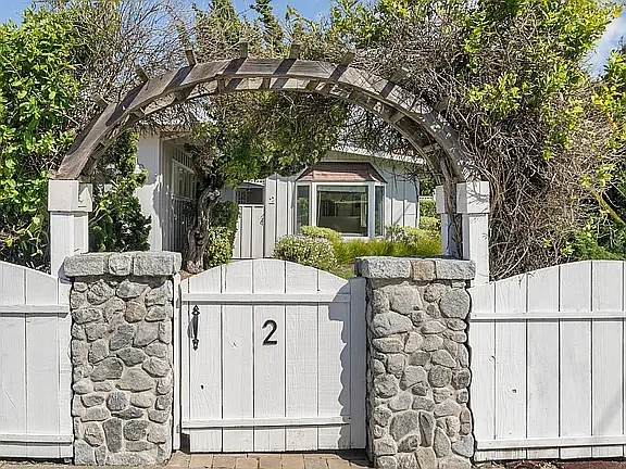 2 Somerset Ln — Photo 1