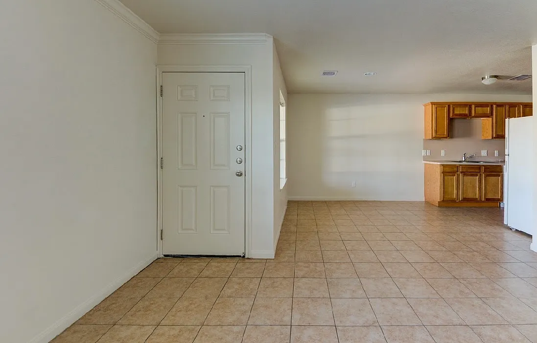 3 bed, 1200 sqft, $1,575 — Photo 1