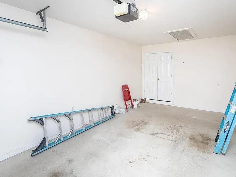 348 Diana Ct — Photo 32