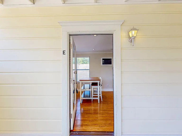 1133 Edwards St — Photo 9