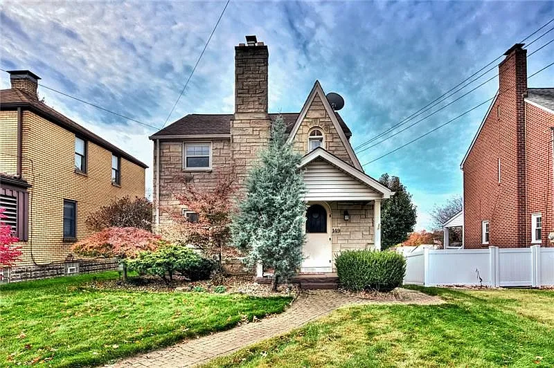 149 Lawrence Ave photo 1