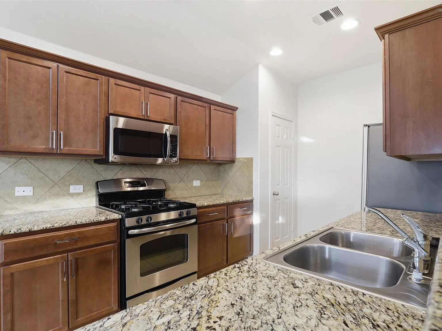3 bed, 2.0 bath, 1376 sqft, $1,800 — Photo 3