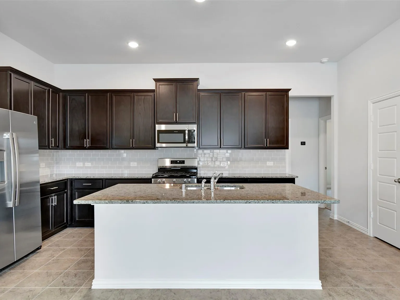 5 bed, 3.0 bath, 2170 sqft, $3,200 — Photo 4