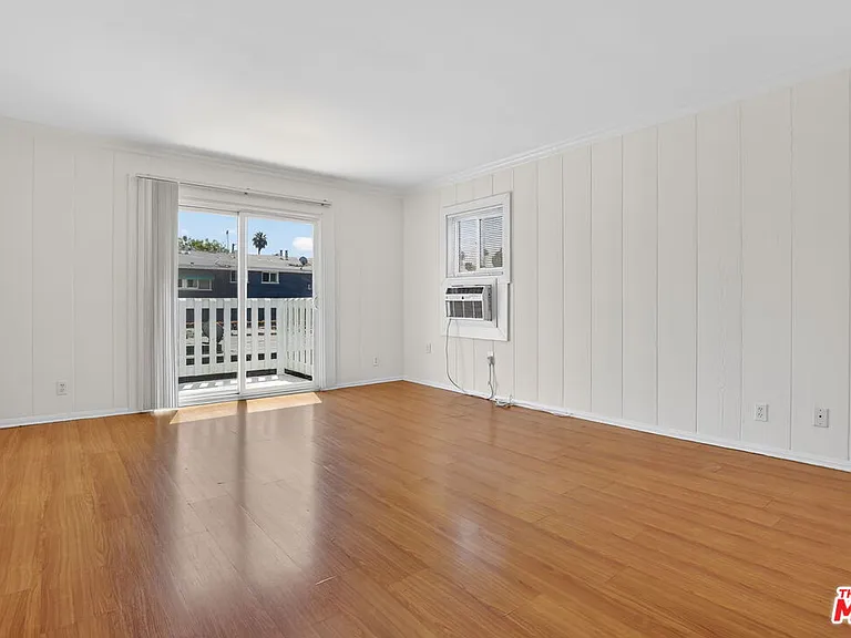 14721 Sylvan St #4 — Photo 2