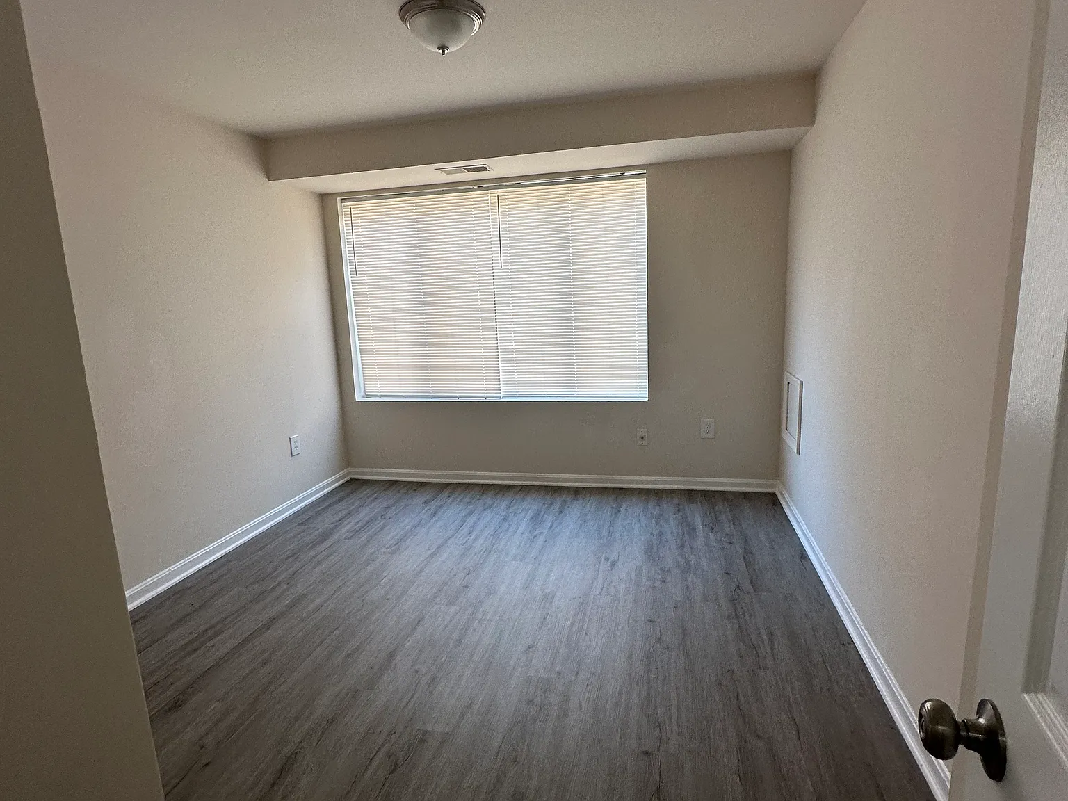 4 bed, 989 sqft, $3,600 — Photo 4