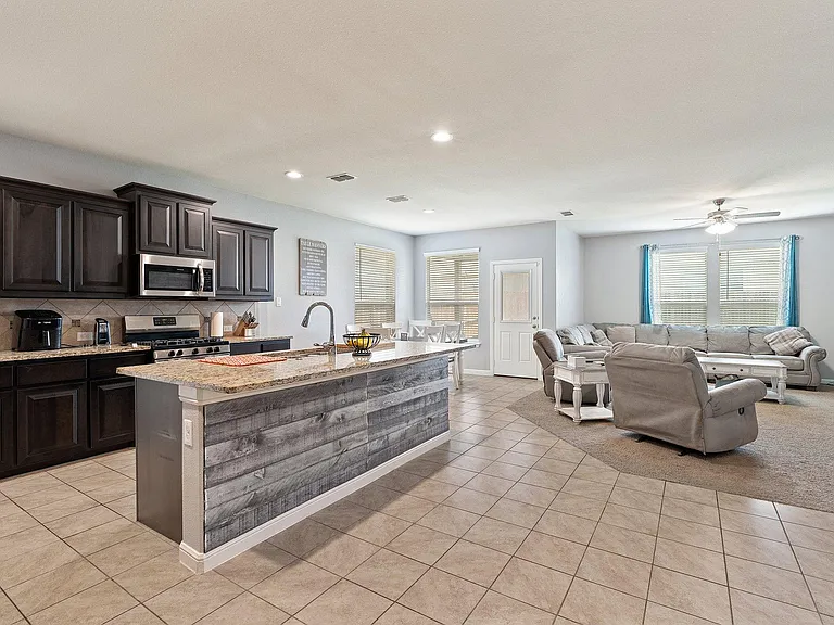 9124 Golden Hollow Ln — Photo 3
