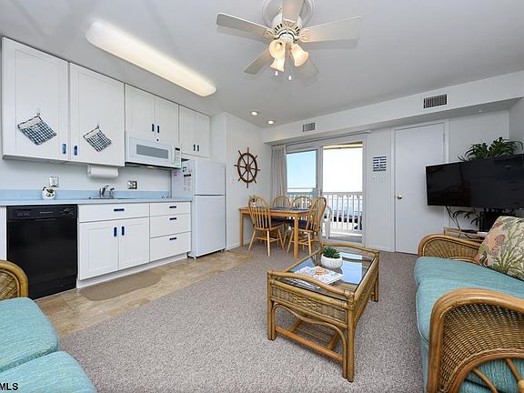 4th image of 875 Plymouth Pl #19