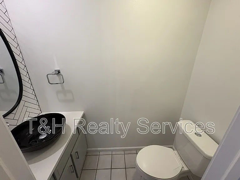 516 Lockerbie Cir N — Photo 11