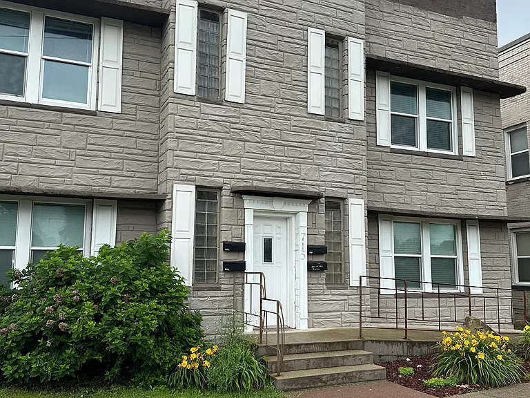 Main St — Photo 1