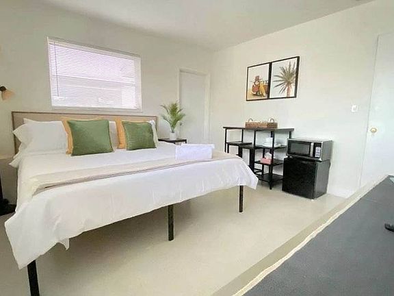 3rd image of 1531 NE 51st St #1