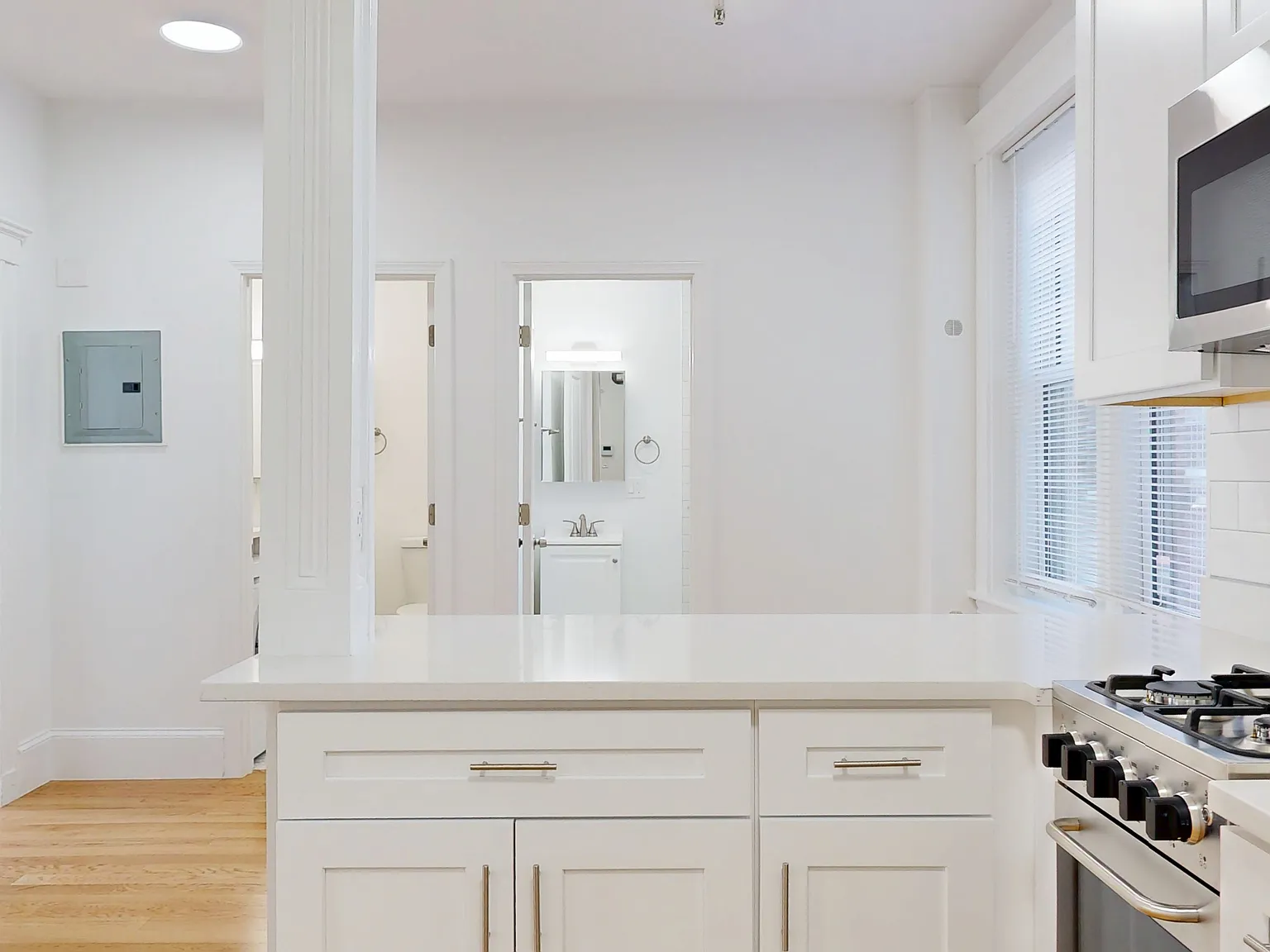 2 bed, 790 sqft, $3,900 — Photo 2