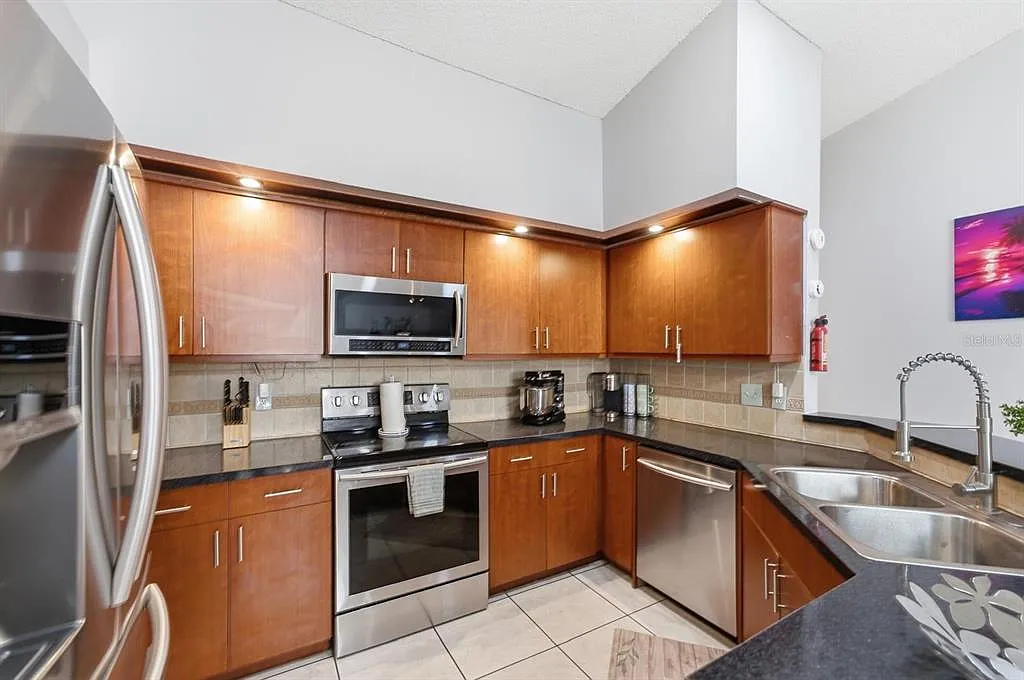4 bed, 2.0 bath, 1783 sqft, $3,250 — Photo 4