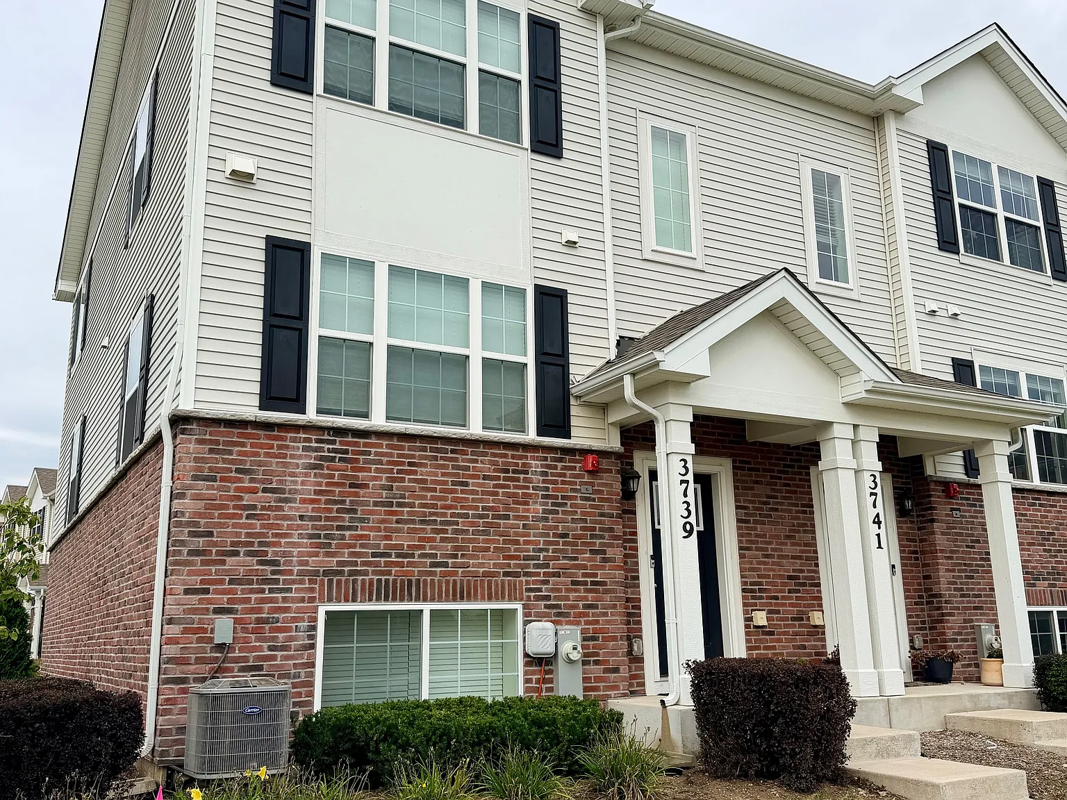 3 bed, 2.5 bath, 1758 sqft, $3,000 — Photo 1