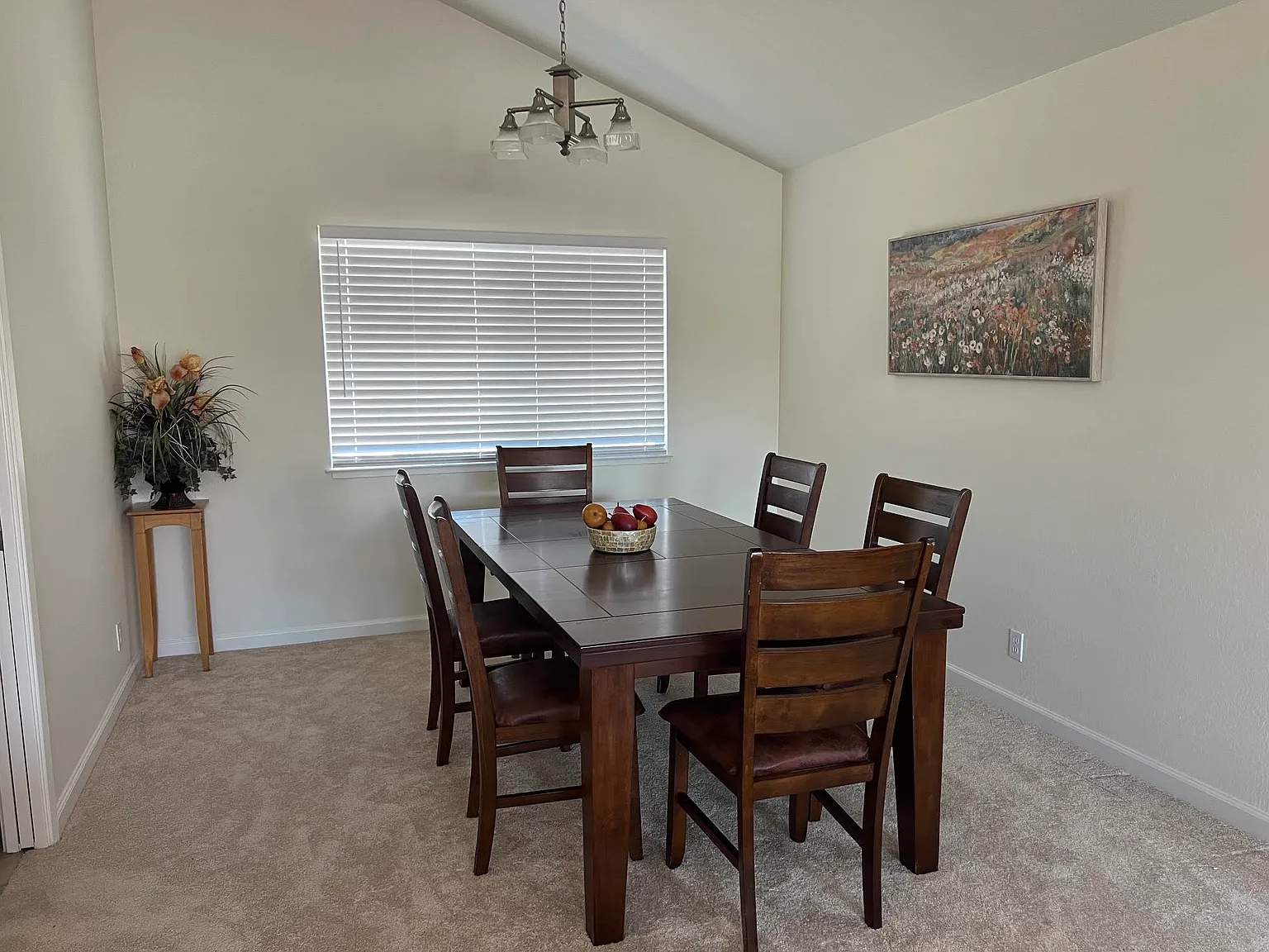 5 bed, 2400 sqft, $1,450 — Photo 4