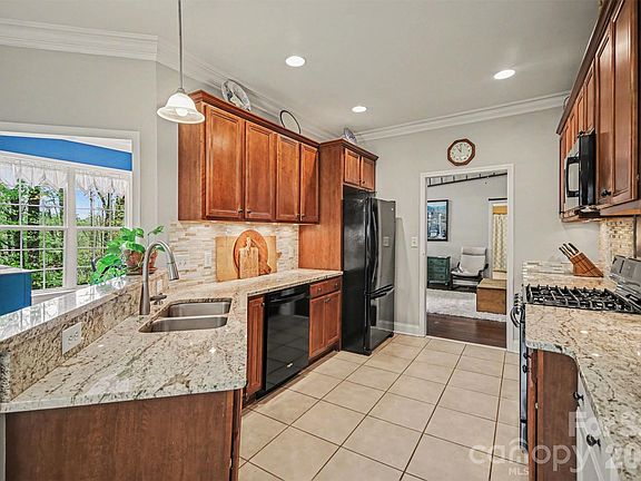 3rd image of 414 Yamasee Rd