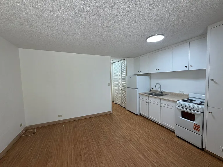 403 Hobron Ln — Photo 2