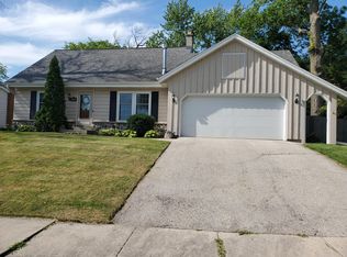 1704 Indianwood Ln, Waukesha, WI 53186