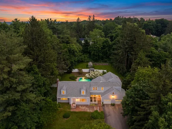 6 Newton Pl, Sturbridge, MA 01566