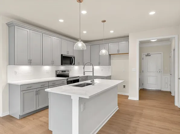 320 Martins Lndg #103, North Reading, MA 01864