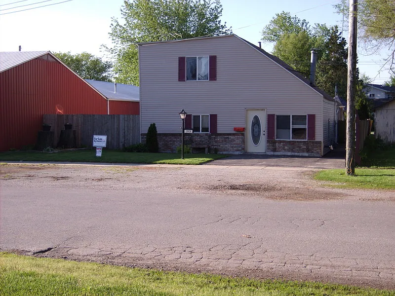 213 E Daggy St photo 1