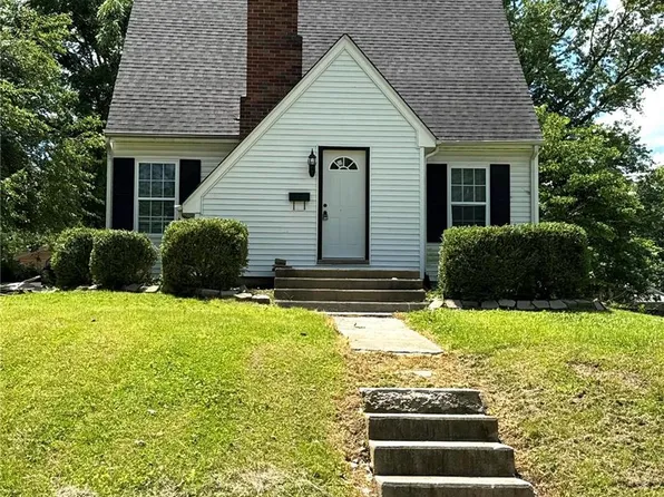 615 N 4th St, Elsberry, MO 63343