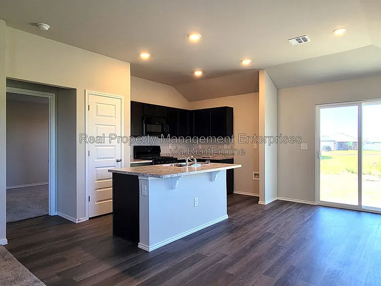 9501 NW 118th St — Photo 6