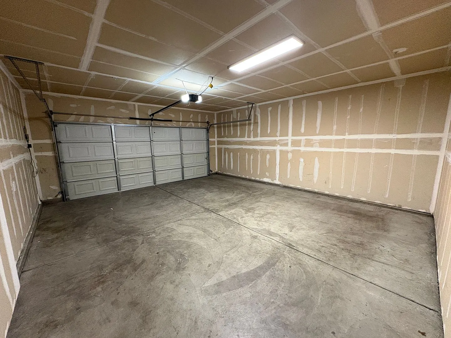 Spacious 4 Bedroom House! View it Now! — Photo 3